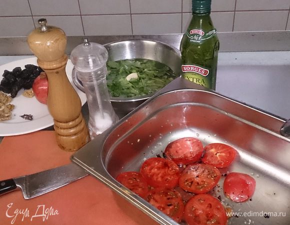 Нарезаем толстенькими шайбами помидоры. Солим, перчим, слегка маринуем в оливковом масле и бальзамике.