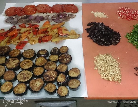 Все овощи избавляем от лишнего масла, рубим кинзу, чеснок, орехи, разбираем на зерна гранат, чернослив нарезаем соломкой, подготавливаем гвоздику.