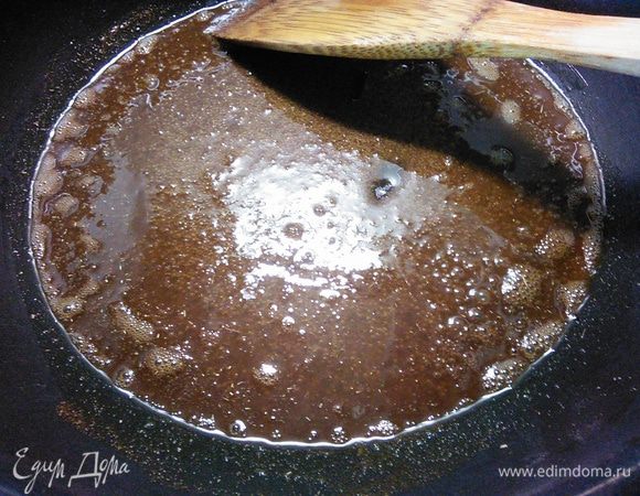 В сковороде разогреть 2 ст. л. масла и добавить молотую корицу и зиру, прокалить специи вместе с маслом в течении 1 — 2  минут. 