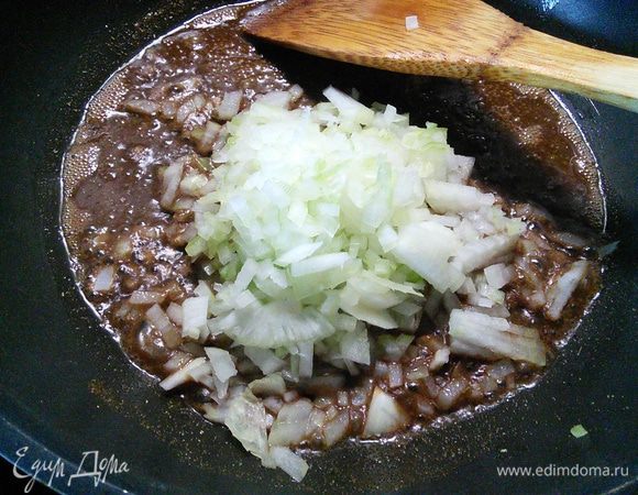 Добавить лук и пассеровать несколько мин. до прозрачности.