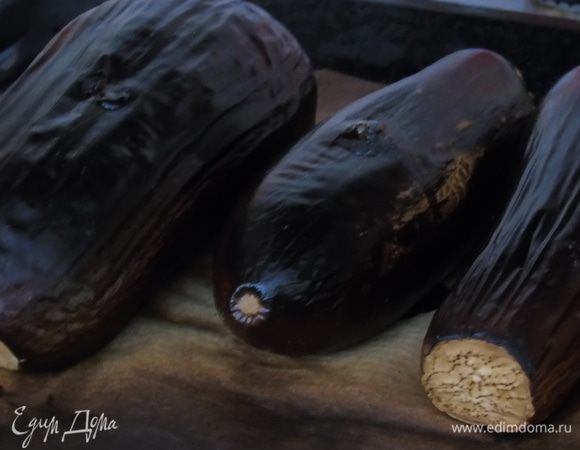 Баклажаны запеките без масла в духовке до мягкости.