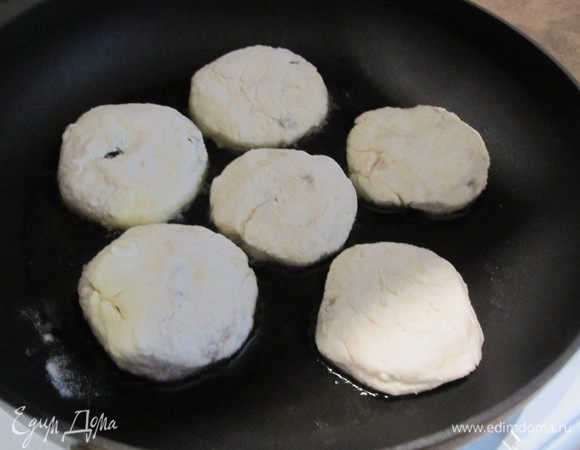 Лепим колобки, обваливаем в муке и жарим на оливковом, кунжутном или виноградном масле!