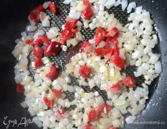 Насыпьте чеснок в большую сковороду с антипригарным покрытием, поставьте ее на средний огонь, добавьте оливковое масло. Жарьте, пока чеснок слегка не подрумяниться, затем положите в сковороду лук, перец, и жарьте еще 2-3 минуты. Затем добавьте помидоры и готовьте 10 минут.
