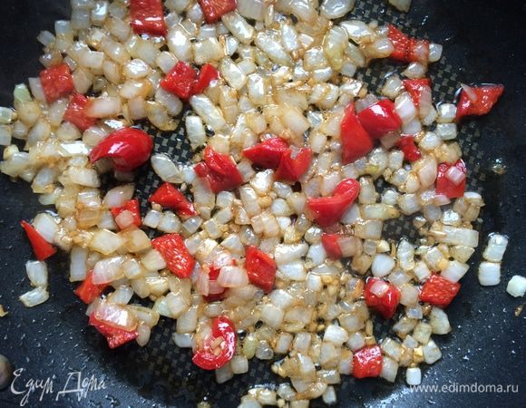 Влейте вустерширский соус и несколько ложек воды. Готовьте примерно 5-7 минут, помешивая, пока жидкость не выпариться, а овощи не карамелизируются. Приправьте тимьяном и дайте немного остыть.