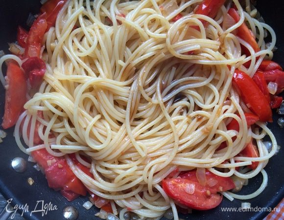 Вскипятите большую кастрюлю подсоленной воды. Поместите спагетти и варите по инструкции на упаковке, но на 2 минуты меньше. Откиньте спагетти на дуршлаг, сохранив стакан воды от варки. Спагетти переложите в сковороду к соусу.