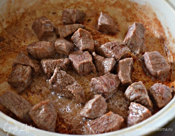 В сковороде или казане хорошо разогреть растительное масло и обжаривать в нем мясо со всех сторон до румяной корочки. Затем долить небольшое количество воды (так, чтобы уровень жидкости был примерно на 2 см выше мяса), закрыть крышкой и тушить на медленном огне до готовности. При необходимости добавлять воду для тушения.