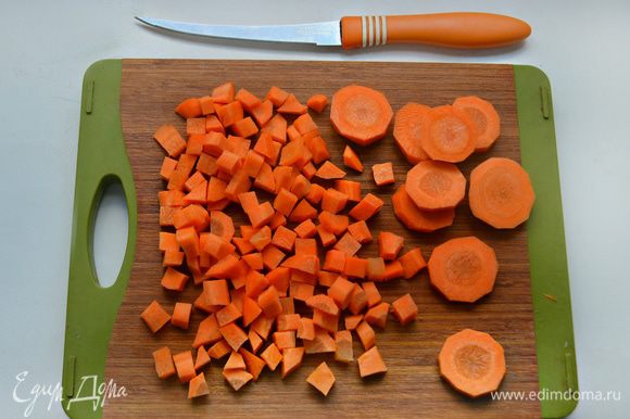 Морковь почистить и нарезать кубиками.