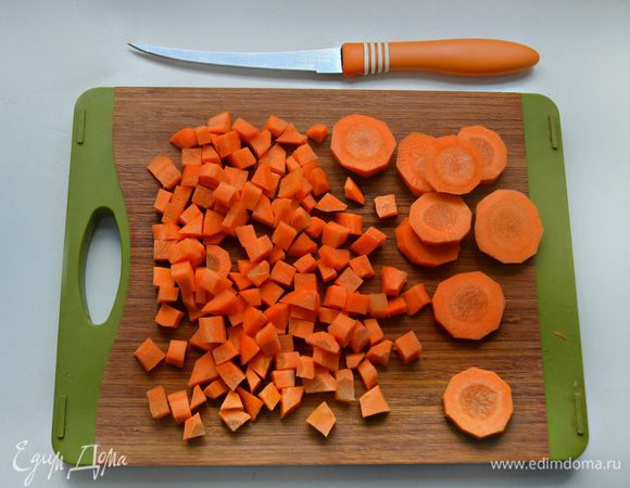 Морковь почистить и нарезать кубиками. 