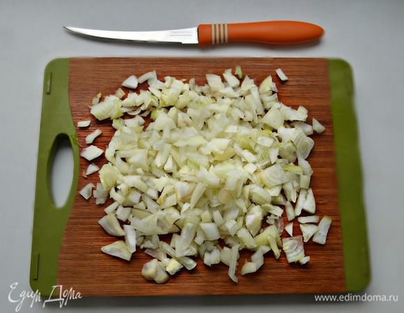 Лук очистить и мелко порезать (несколько колечек оставьте для подачи блюда). 
