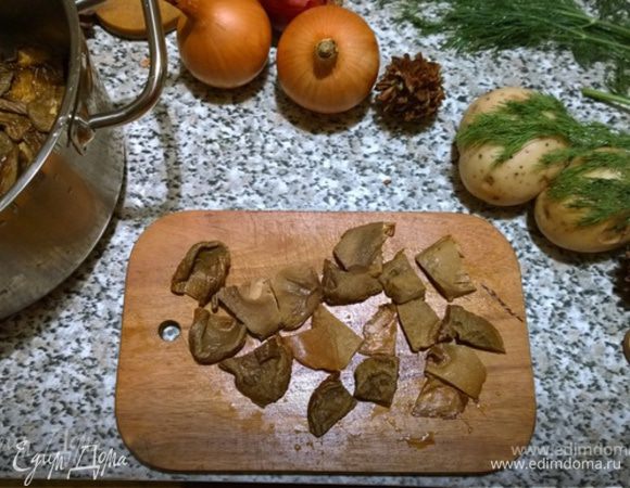 Сушеные грибы хороши тем, что они более ароматные, но и повозиться с ними придется! Прежде всего замочить на ночь (у меня получилось аж на сутки). На следующий день воду слить, грибы хорошо промыть от песчинок. Залить водой и довести до кипения.