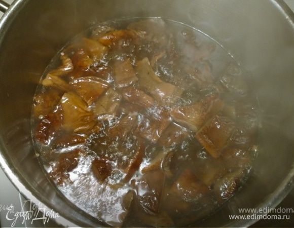 Посолить, поперчить. Добавить лавровый лист, перец душистый и горошком, и варить на среднем огне минут 40. Затем воду слить, остудить.