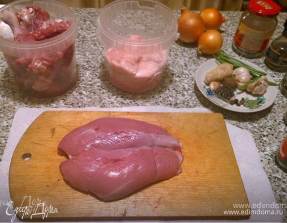 Приступаем к утке. Тушку разделать, отделить конечности, кожу и жир, вырезать грудку.