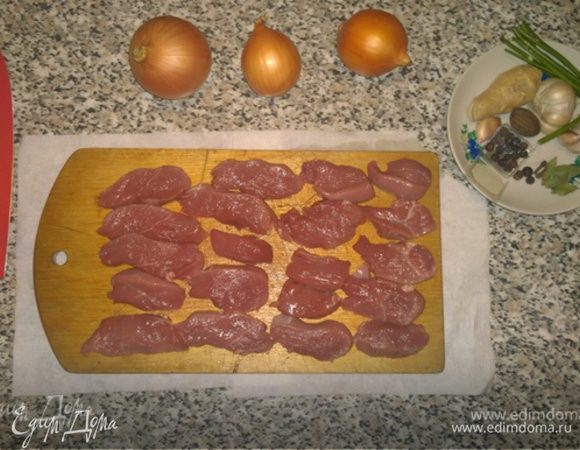 Приступаем к уточке. Тушку разделать, отделить конечности, кожу и жир, вырезать грудку.