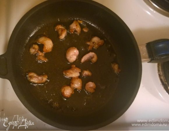 Отделенный жир с кожей позволяет контролировать жирность блюда, а еще на нем удобно жарить и получается очень вкусно! Поэтому разрезаем кожу на кусочки и обжариваем несколько штук на сухой сковороде до состояния шкварок, потом их вынимаем.