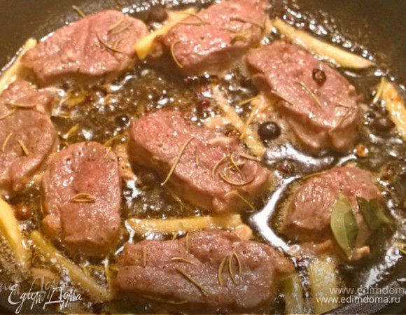 В получившийся растопленный жир выкладываем кусочки грудки и обжариваем до румяной корочки! Чтобы мясо грудки пропиталось ароматами леса и пряностей, добавляем к ней ломтики корня имбиря, розмарин, давленые ягоды можжевельника, перец душистый и горошком и солим по вкусу! Эти так называемые «жесткие» потом легко вытащить, чтобы они не мешались в основном блюде.