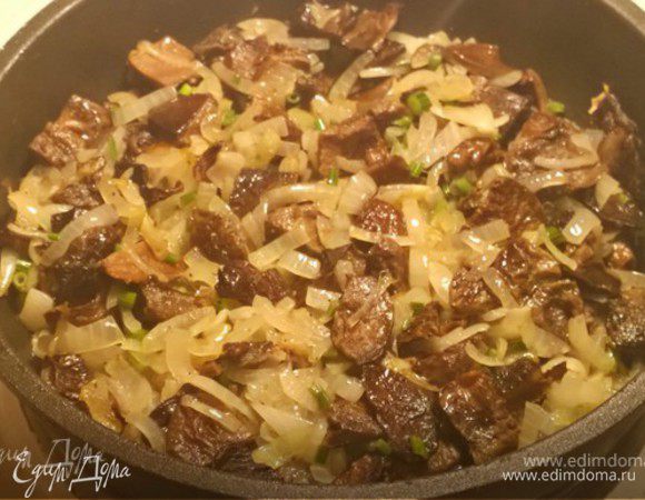 На другой сковороде разогреваем оливковое масло для грибов. Высыпаем туда грибы, где также обжариваем одну большую порезанную головку репчатого лука (или 1,5 средней). Солим, перчим и добавляем нарезанные столбики укропа и петрушки (для смягчения и вкуса).