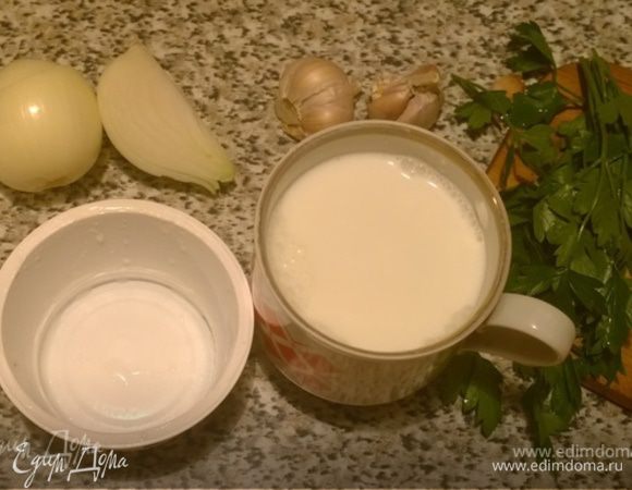 Готовим сметанную заливку для грибов. Баночку сметаны (180 г) смешиваем примерно с таким же количеством кипяченой воды, хорошо размешиваем (можно посолить) и заливаем ею грибы, доводим до кипения, огонь уменьшаем.