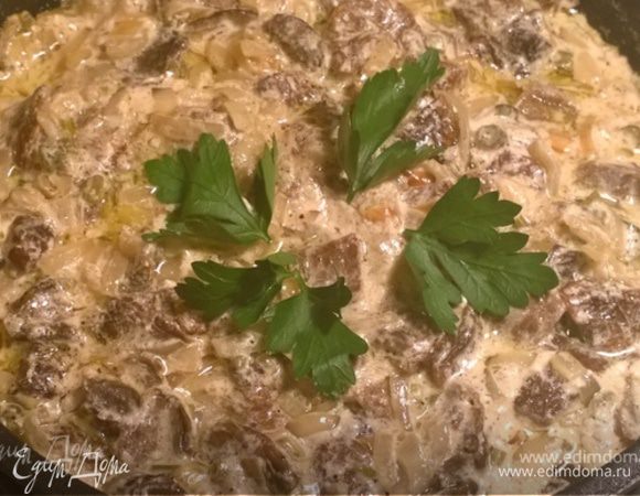 Тушим до того момента, когда сметана уже достаточно пропитает грибы, но еще останется консистенция соуса. Убираем с огня, даем настояться. 