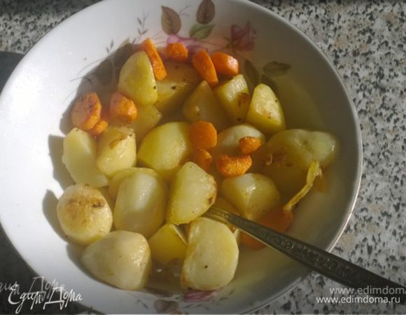 Переходим к картошке. Килограмм некрупных картофелин разрезаем на четвертинки (маленькие половинки), а две морковки — колечками. В сотейнике или толстостенной кастрюле растапливаем жир (остатки кожи) на медленном (!) огне и обжариваем в нем картошку с морковкой до золотистой корочки. Солим\перчим по вкусу.