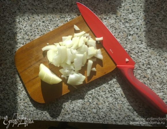Измельчаем головку (или 1,5) репчатого лука.