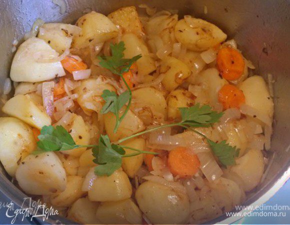 С последней закладкой картошки (если все сразу не поместилось) удаляем шкварки, обжариваем лук и перемешиваем с остальной картошкой.