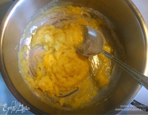 Готовим соус бешамель. В сотейнике или небольшой емкости растапливаем 45 г сливочного масла, добавляем 2 ст. л. муки, обжариваем всё вместе, непрерывно помешивая (восьмеркой), в течение 2-3 минут.