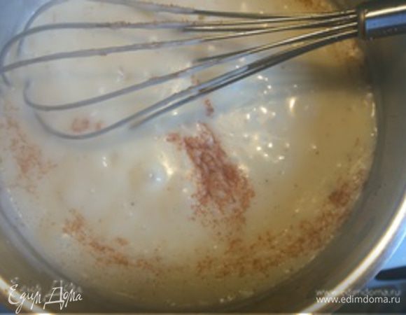 Вливаем 500 мл молока, помешивая восьмеркой, чтобы не образовалось комков, доводим до булькания (но не кипятим), и уменьшаем огонь. Солим, перчим, а также добавляем щепотку мускатного ореха и корицы, и 2 чайные ложки сахара. Варим минут 30-40 до консистенции густого соуса.