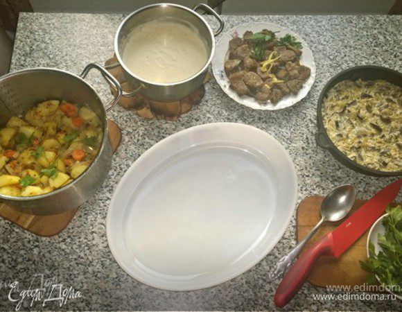 Настало время соединить все ингредиенты друг с другом. В форму выкладываем сначала картошку, потом утку, потом грибы. 