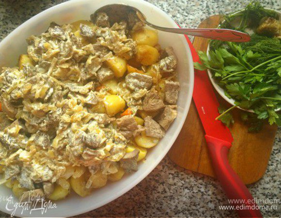 Засыпаем рублеными веточками зелени и хорошо перемешиваем. 