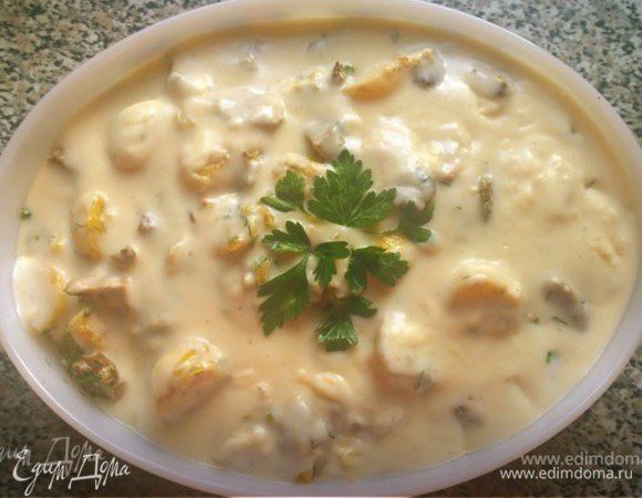 Заливаем царскую утку нежным бешамелем. Мм, какие прекрасные древесные ароматы леса наполняют кухню. Добавим еще кипятка к стружке, убавим градус до 200°С. Самое время запекать нашу утку! 40-50 минут (в зависимости от духовки) будет достаточно. В конце перед подачей посыпать блюдо сыром и свежей зеленью, и оставить на 5 минут в горячей духовке.