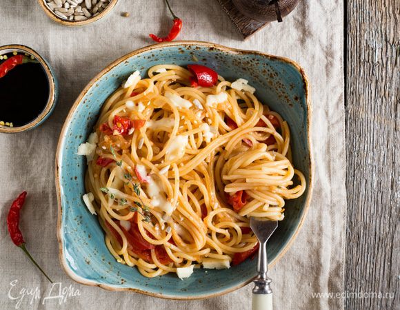 Перемешайте с соусом, добавьте арахисовое масло и разложите по 4 тарелкам, выложив сверху кусочки рикотты. Можно по желанию приправить бальзамическим уксусом. Приятного аппетита.