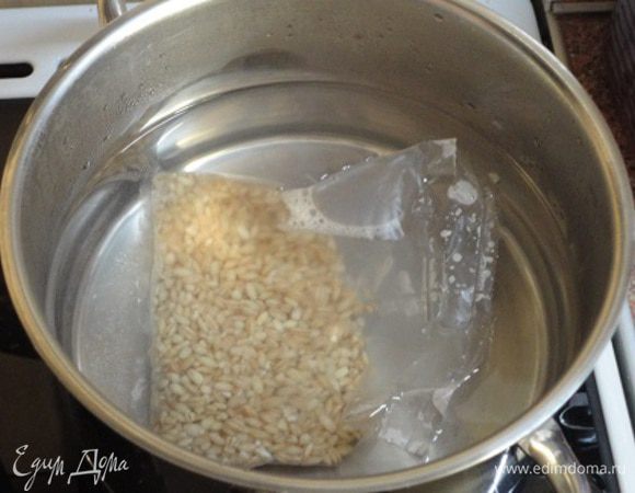 Пакетик с перловкой залить горячей водой и варить 40 минут.
Одновременно варим бульон из голеней (я обычно удаляю с них кожу) или других частей курицы.