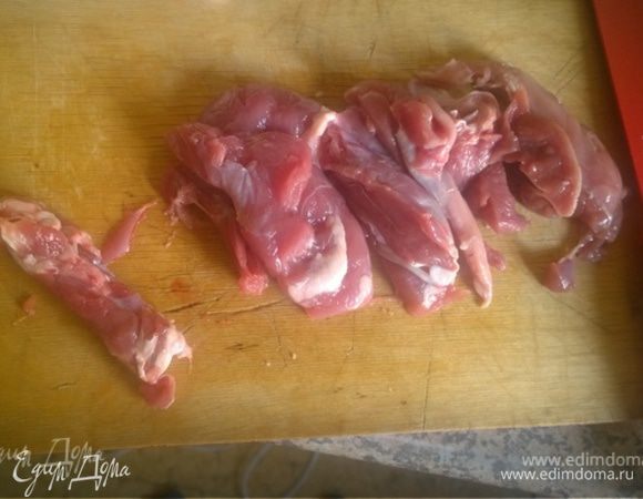 Понадобятся оставшиеся косточки — остов, ребра, шея. С ножек, бедрышек и верхней части крыльев снимаю часть мяса на террин и тоже пускаю на бульон!