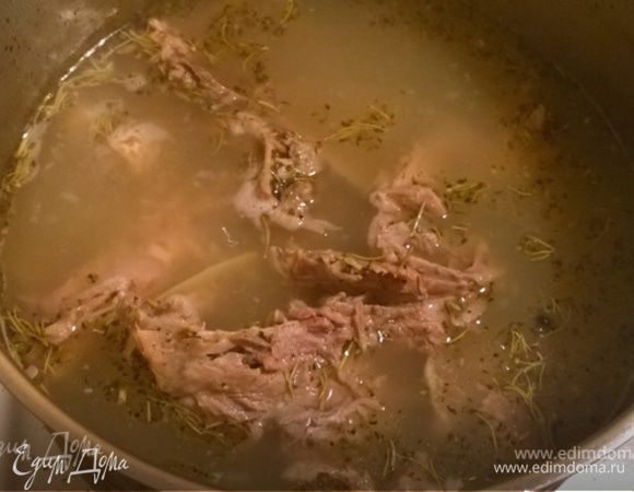 Заливаем косточки водой и доводим до кипения. Снимаем пену, добавляем соль, перец, лавровый лист, розмарин, ягоды можжевельника, перцы — душистый и горошком, чеснок и имбирь.