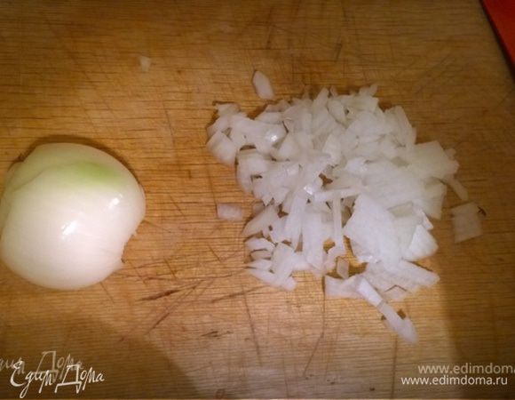 Добавляем мелко нарезанный лук (головки хватит) и варим до того момента, когда мясо начнет легко отделяться от костей.