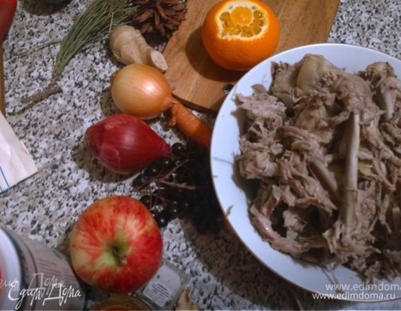 Остужаем бульон, вытаскиваем косточки, отделяем мясо от костей и приправ, горошка, розмарина.