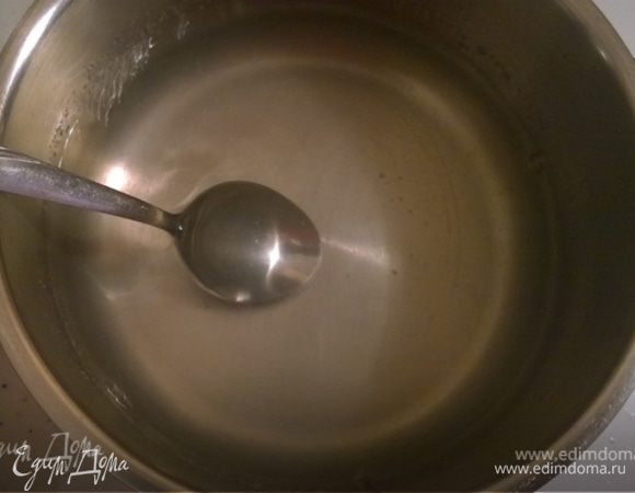 Готовим желе. Я брала быстрорастворимый желатин (пакетик 10 г) и следовала инструкции: всыпать содержимое в 0, 5 л холодной кипяченой воды и развести. В какой-то момент показалось маловато, и я добавила еще полпакетика. В итоге на 2 л бульона (учитывая 0, 5 с желатином) ушло 15 г желатина и получилась вполне хорошая консистенция классического советского холодца, чтобы и не резать потом желе, и оно не распадалось.