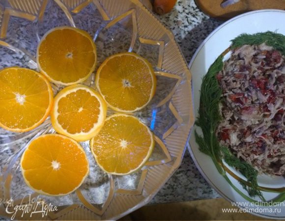 Форма нужна небольшого диаметра (примерно 30 см). Выкладываем фрукты на дно формы и украшаем! Для чего — пока секрет!)