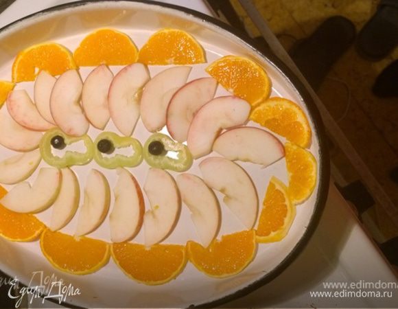 В большой форме украшения всплывут — но это не критично, а наоборот удобно! Сверху выкладываем мясо, засыпаем рубленой зеленью и заливаем бульоном. Охлаждаем до комнатной температуры.