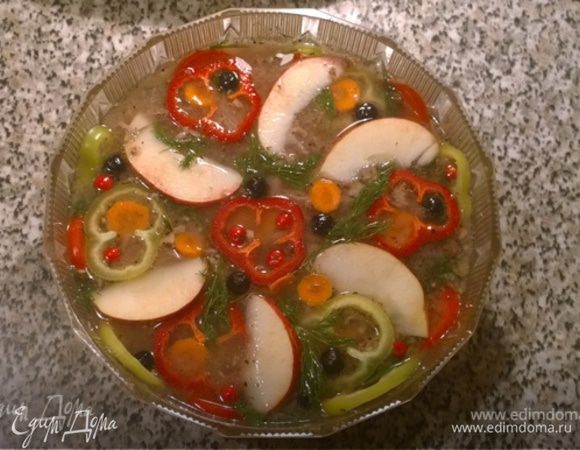 А вот в маленькой форме всё держится, и поэтому можно украсить и верх — например, ягодками, колечками морковки и веточками.
Ставим на ночь в холодильник и ждем чуда!