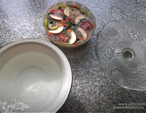 А вот тот самый секрет! Маленькую форму с заливным ставим в емкость побольше, в которую наливаем горячей воды (или кипятка), и оставляем на 3-5 минут для лучшего отхождения от стенок! Потом накрываем блюдом для торта и... переворачиваем!