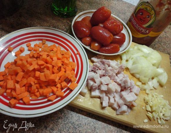 Овощи и свиную грудинку режем небольшими кубиками.