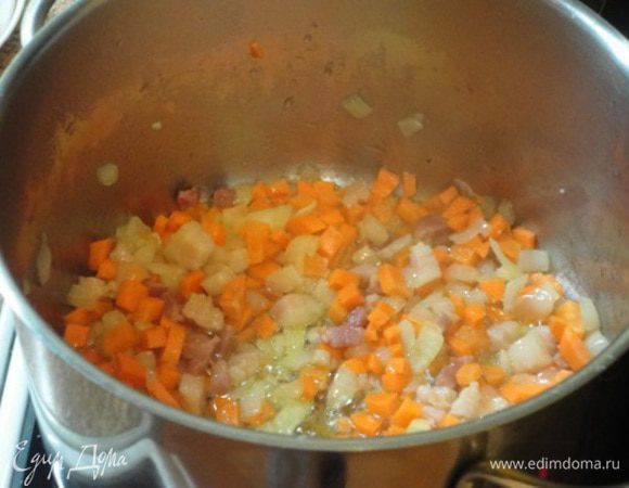 добавляем лук, доводим его до прозрачности, затем добавляем морковь. Пассеруем на медленном огне при закрытой крышке минут 8. 