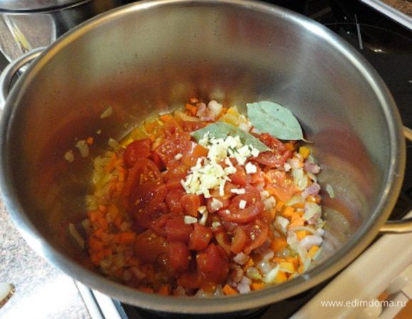 Затем добавляем чеснок, очищенные и нарезанные томаты «Помидорка» и розмарин (можно свежий). Обжариваем пару минуток.
