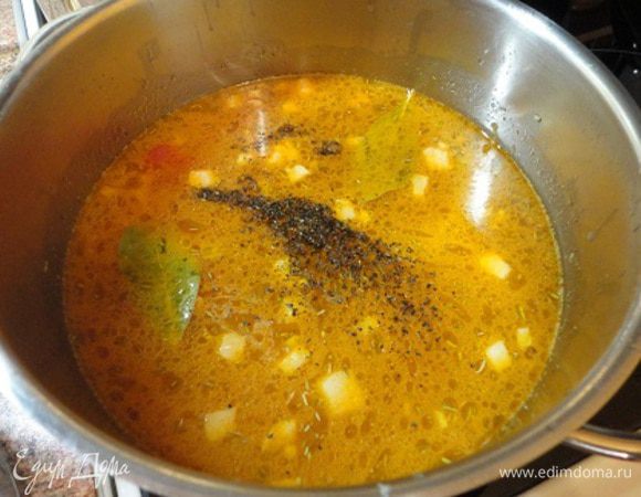 Доливаем горячий бульон и добавляем готовую перловку, лавровый лист, черный молотый перец и соль. Доводим до кипения и даем настояться.