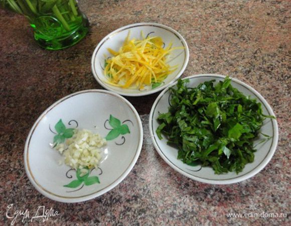 За это время приготовим гремолату — ароматную приправу, активно используемую итальянцами. Я использовала меньшие пропорции. Цедру снимаем тонкой стружкой и нарезаем ножом. Мелко рубим петрушку и чеснок.