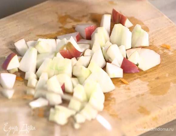 Яблоко, удалив сердцевину, нарезать маленьким кубиками.