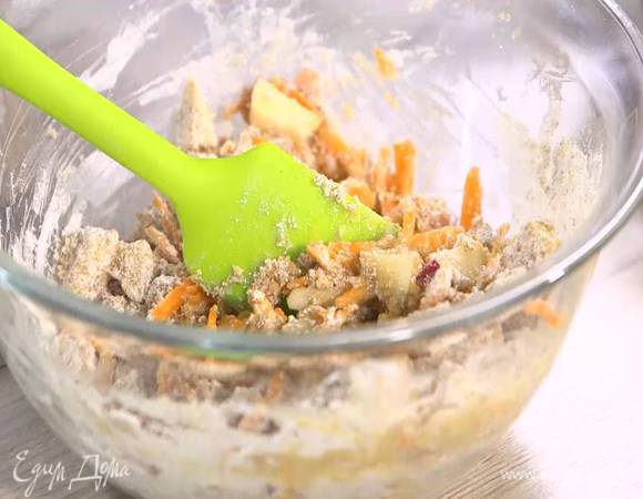 Приготовить тесто: муку соединить с 3 ст. ложками сахара, разрыхлителем, корицей и солью, добавить яично-масляную смесь и быстро вымешать.