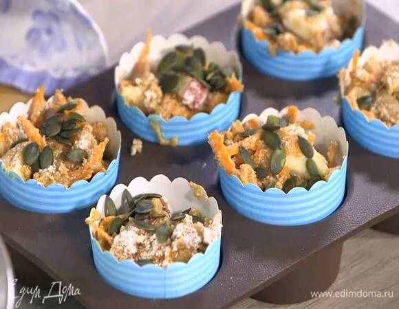 В формы для маффинов поместить бумажные вкладыши, разложить тесто, посыпать тыквенными семечками и оставшимся сахаром.