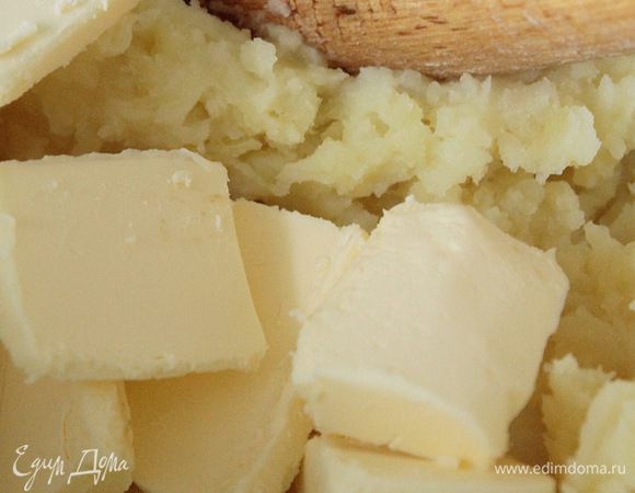 Горячий вареный картофель размять в пюре. Добавить масло и еще раз размять до однородной консистенции.
